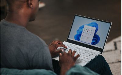 Man working on Windows 11 on a laptop